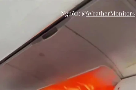 Máy bay phải hạ cánh khẩn cấp do pin lithium bốc cháy trong ngăn hành lý