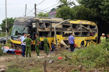 Lực lượng chức năng phường Sông Trí có mặt cứu nạn, bảo vệ hiện trường và điều tra làm rõ nguyên nhân vụ việc. (Ảnh: TTXVN)