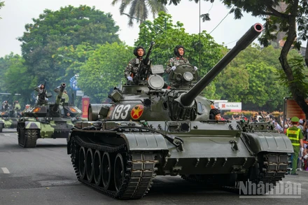 [Ảnh] Khoảnh khắc vừa hào hùng vừa đáng yêu khi khối tăng thiết giáp đi ngang qua Cột cờ Hà Nội