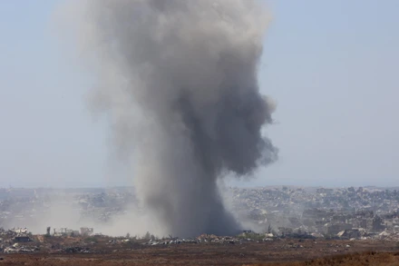 Khói bốc lên sau loạt không kích của Israel xuống Dải Gaza. Ảnh: THX/TTXVN