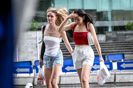 [Ảnh] Người Hà Nội phấn khởi ra đường khi bão số 3 suy yếu