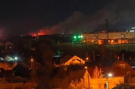 Khói bốc cao từ vụ nổ tại Chelyabinsk.