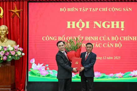 Thường trực Ban Bí thư Trần Cẩm Tú trao Quyết định của Bộ Chính trị cho đồng chí Dương Trung Ý. (Ảnh: DUY LINH)