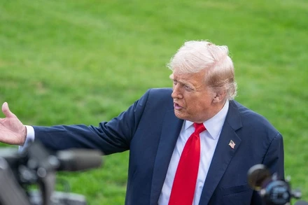 Tổng thống Donald Trump trao đổi về kế hoạch hòa bình Nga-Ukraine với các phóng viên. Ảnh: Xinhua