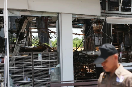 (Tư liệu) Một cửa hàng tiện lợi bị phá hủy do xung đột tại Si Sa Ket, Thái Lan. Ảnh: THX/TTXVN