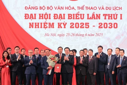 Phó Thủ tướng Mai Văn Chính trao các quyết định chỉ định Ban Chấp hành, Ban Thường vụ, Bí thư, Phó Bí thư Đảng ủy và tặng hoa chúc mừng Ban Chấp hành Đảng bộ Bộ Văn hoá, Thể thao và Du lịch nhiệm kỳ 2025-2030. Ảnh: TTXVN