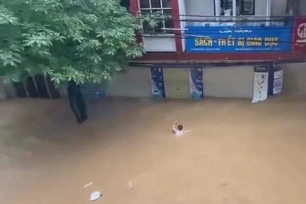 Video công an Cao Bằng giải cứu người dân trong lũ dữ