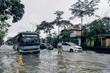 Cơn mưa kéo dài từ đêm tới sáng khiến nhiều tuyến phố ở Hà Nội ngập nặng. (Ảnh: VĂN THỊNH)