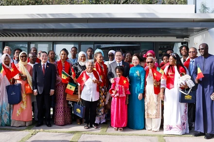 Chủ tịch Quốc hội Trần Thanh Mẫn cùng Phu nhân Nguyễn Thị Thanh Nga và Đoàn đại biểu cấp cao Việt Nam gặp mặt cán bộ Đại sứ quán, đại diện cộng đồng người Việt tại Senegal. (Ảnh: TTXVN)