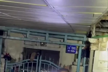 Lực lượng chức năng Huế cõng cụ già tàn tật khỏi vùng mưa lũ lớn