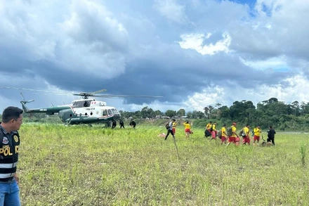 Lực lượng chức năng Peru tìm kiếm người bị nạn trên sông Ucayali. Ảnh: Cảnh sát Peru