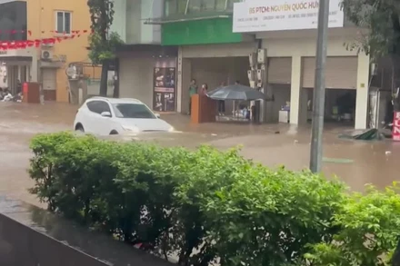 Xe ô-tô trôi lềnh bềnh trên đường phố Hà Nội do ngập sâu