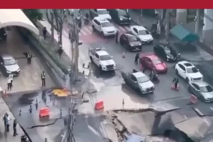 Khoảnh khắc "hố tử thần" xuất hiện trên đường phố Bangkok (Thái Lan)