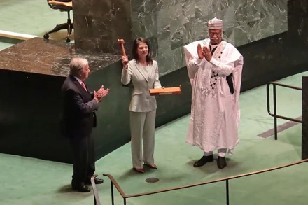 Tổng thư ký Liên hợp quốc Antonio Guterres chứng kiến nghi lễ bàn giao cương vị Chủ tịch Đại hội đồng khóa 79 từ ông Philemon Yang cho bà Annalena Baerbock. Ảnh: TTXVN