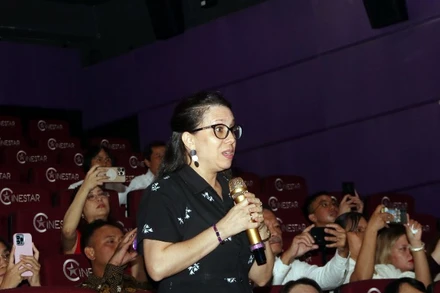 Bà Ariadne Feo Labrada, Tổng lãnh sự Cuba tại Thành phố Hồ Chí Minh giao lưu với đoàn làm phim "Mưa đỏ." (Ảnh: TTXVN)