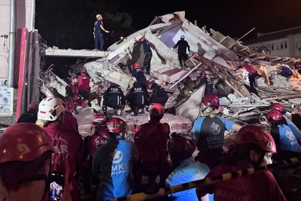 Lực lượng cứu hộ làm nhiệm vụ tại hiện trường vụ động đất ở thị trấn Sindirgi, tỉnh Balikesir, Tây Bắc Thổ Nhĩ Kỳ, ngày 10/8/2025. Ảnh: Anadolu Agency/TTXVN