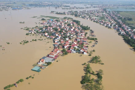 Lũ sông Cầu xuống dưới báo động 3, nhưng vẫn gây ngập các khu vực ven sông. Ảnh: TTXVN