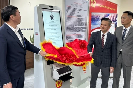 Lãnh đạo Ủy ban nhân dân xã Nghĩa Trụ tiếp nhận, đưa robot Kiosk TC AI vào sử dụng tại Trung tâm Phục vụ hành chính công xã chiều 30/12