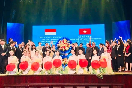 Ông Nguyễn Công Vinh, Phó Chủ tịch Ủy ban nhân dân Thành phố Hồ Chí Minh và bà Carolina Tinangon, Tổng lãnh sự Cộng hòa Indonesia tại Thành phố Hồ Chí Minh dự buổi lễ. 