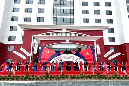 Các đại biểu cắt băng khánh thành dự án xây dựng Trường đại học Hoa Lư.