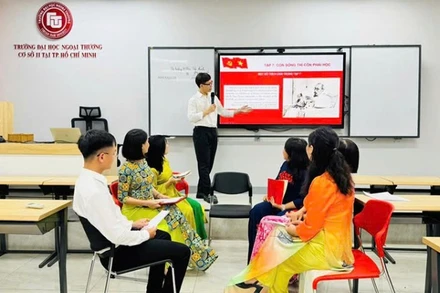 Đảng viên Chi bộ Viên chức hành chính 4 - Trường đại học Ngoại thương cơ sở II, tại buổi sinh hoạt chuyên đề với chủ đề “Còn sống thì còn phải học”.