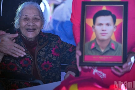 Gia đình liệt sĩ mừng rỡ trong giây phút đoàn tụ tại chương trình.