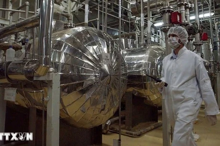 Nhân viên kỹ thuật làm việc bên trong cơ sở hạt nhân Isfahan, nằm cách thủ đô Tehran khoảng 420km về phía nam. (Ảnh: AP/TTXVN)