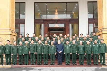 Lãnh đạo Quân khu 2 và các cán bộ quân đội cao cấp đã nghỉ hưu tại buổi gặp mặt.