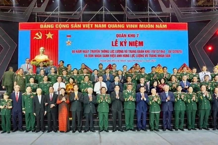 Đại biểu chụp ảnh lưu niệm tại Lễ kỷ niệm 80 năm Ngày truyền thống Lực lượng vũ trang Quân khu 7.