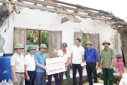 Hoạt động chung tay cùng hộ dân ở tỉnh Nghệ An khắc phục hậu quả thiên tai.