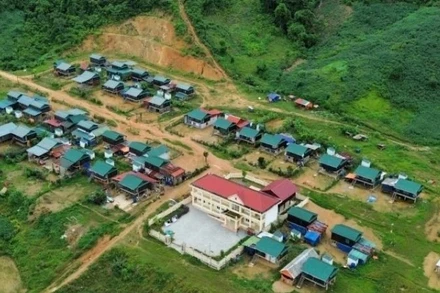 Thủ tướng Chính phủ yêu cầu trước 31/1/2026, hoàn thành xây mới, tái định cư cho những hộ có nhà bị lũ cuốn trôi, sập đổ hoàn toàn. (Ảnh: VGP)