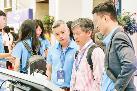 Giới thiệu các sản phẩm, dịch vụ “Make in Vietnam” trong hệ sinh thái công nghệ mở C-OpenAI tại Diễn đàn Kinh tế mùa Thu HEF 2025. (Ảnh: CMC)