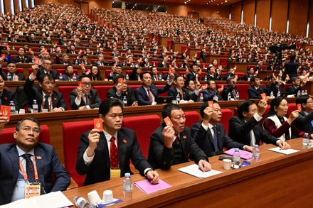 Các đại biểu biểu quyết trong phiên họp ngày 22/1. (Ảnh: TRẦN HẢI)