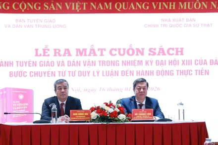 Đồng chí TS Ngô Đông Hải, Ủy viên Trung ương Đảng, Phó Trưởng Ban Tuyên giáo và Dân vận Trung ương và PGS, TS Vũ Trọng Lâm, Ủy viên Ban Chấp hành Đảng bộ các cơ quan Đảng Trung ương, Bí thư Đảng ủy, Giám đốc - Tổng Biên tập Nhà xuất bản Chính trị quốc gia Sự thật chủ trì buổi lễ.