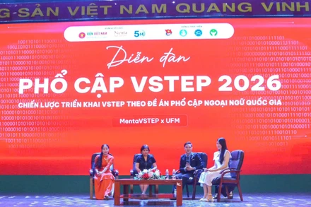 Các giám khảo tham gia phiên thảo luận và giải đáp thắc mắc VSTEP cho sinh viên.