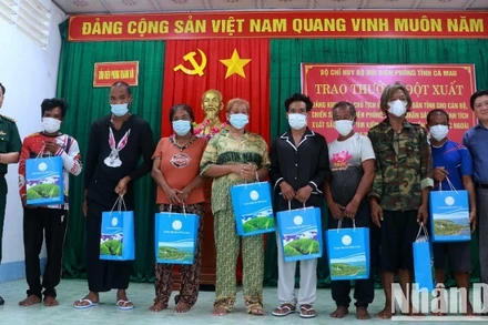 Lãnh đạo tỉnh và chỉ huy Bộ đội Biên phòng Cà Mau trao tặng quà động viên 8 ngư dân nước ngoài gặp nạn.