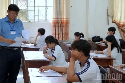 Cán bộ coi thi tại điểm thi số 3 phổ biến quy chế thi đến các thí sinh dự thi vào chiều 25/6.