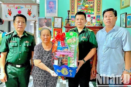 Đồn Biên phòng Tân Tiến (thuộc Bộ đội Biên phòng Cà Mau) thăm hỏi, tặng quà cho gia đình có công trên địa bàn phụ trách. 