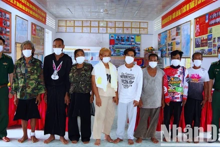 Cán bộ, chiến sĩ Đồn Biên phòng Khánh Hội (thuộc Bộ đội Biên phòng Cà Mau) tiếp nhận 8 ngư dân và thuyền viên người nước ngoài gặp nạn. (Ảnh: HOÀNG TÁ - Bộ đội Biên phòng Cà Mau)