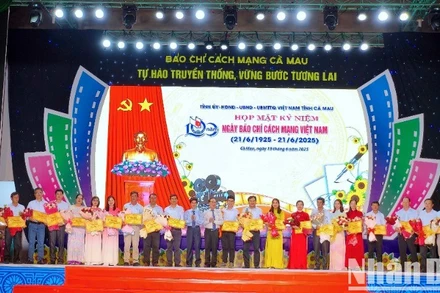 Lãnh đạo tỉnh Cà Mau tặng hoa vinh danh các nhà báo tiêu biểu, xuất sắc nhân họp mặt Kỷ niệm 100 năm Ngày Báo chí Cách mạng Việt Nam.