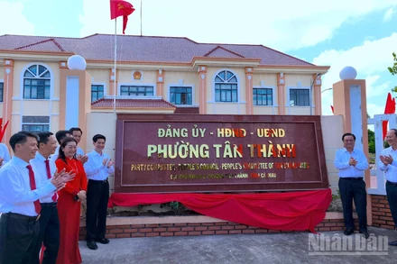 Phó Chủ tịch Quốc hội Lê Minh Hoan, Bí thư Tỉnh ủy Cà Mau Nguyễn Hồ Hải tham gia nghi thức gắn biển phường Tân Thành.