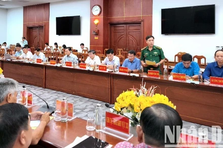 Đại diện Bộ đội Biên phòng Cà Mau báo cáo tình hình thực hiện cao điểm đấu tranh ngăn chặn, đẩy lùi tình trạng buôn lậu.