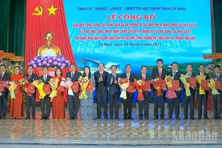 Lãnh đạo tỉnh Cà Mau trao các quyết định chỉ định Bí thư Đảng ủy cấp xã, phường trực thuộc tỉnh Cà Mau sau hợp nhất.