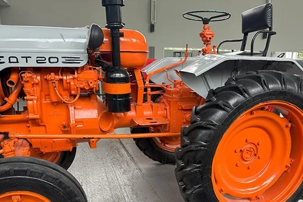 Một mẫu máy kéo cổ tại Bảo tàng Lịch sử máy kéo ở Nga. 