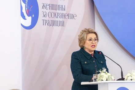 Chủ tịch Hội đồng Liên bang Nga Valentina Matviyenko phát biểu tại diễn đàn. (Ảnh: RGRU)