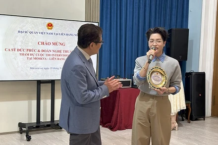 Đại sứ Đặng Minh Khôi trao kỷ niệm chương cho ca sĩ Đức Phúc.