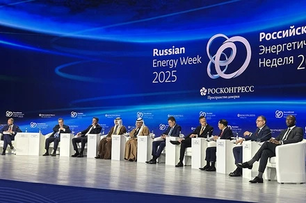 Phó Thủ tướng Chính phủ Bùi Thanh Sơn dẫn đầu Đoàn đại biểu Chính phủ Việt Nam tham dự Diễn đàn “Tuần lễ Năng lượng Nga”.