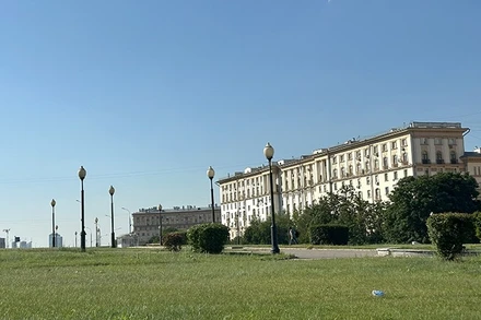 Nhiệt độ ngoài trời lên đến 35 độ C .