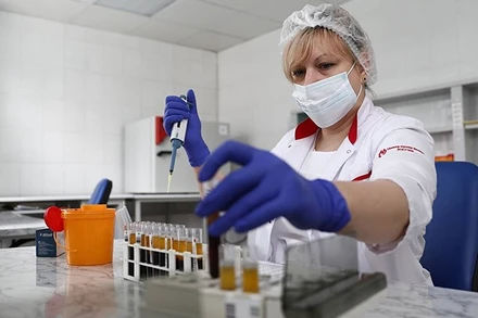 Giai đoạn thử nghiệm thuốc điều trị ung thư mới dựa trên virus có thể mất tới hai năm. (Ảnh: TASS)