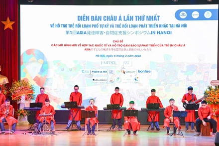 Tiết mục văn nghệ do chính các em rối loạn phổ tự kỷ trưởng thành biểu diễn tại diễn đàn. (Ảnh: THANH TÙNG)